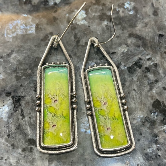 ⭕️ 3/$24 ⭕️ Neon green ombre earrings / NWOT - Picture 4 of 5